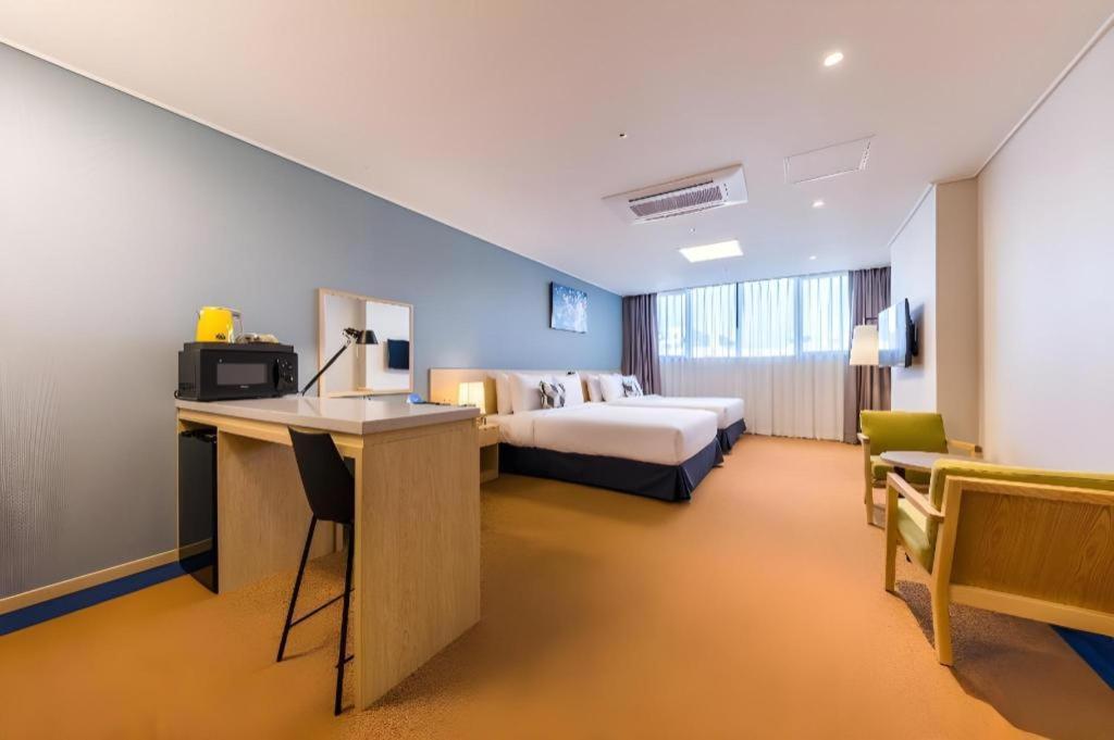 Howard Johnson By Wyndham Incheon Airport Екстериор снимка