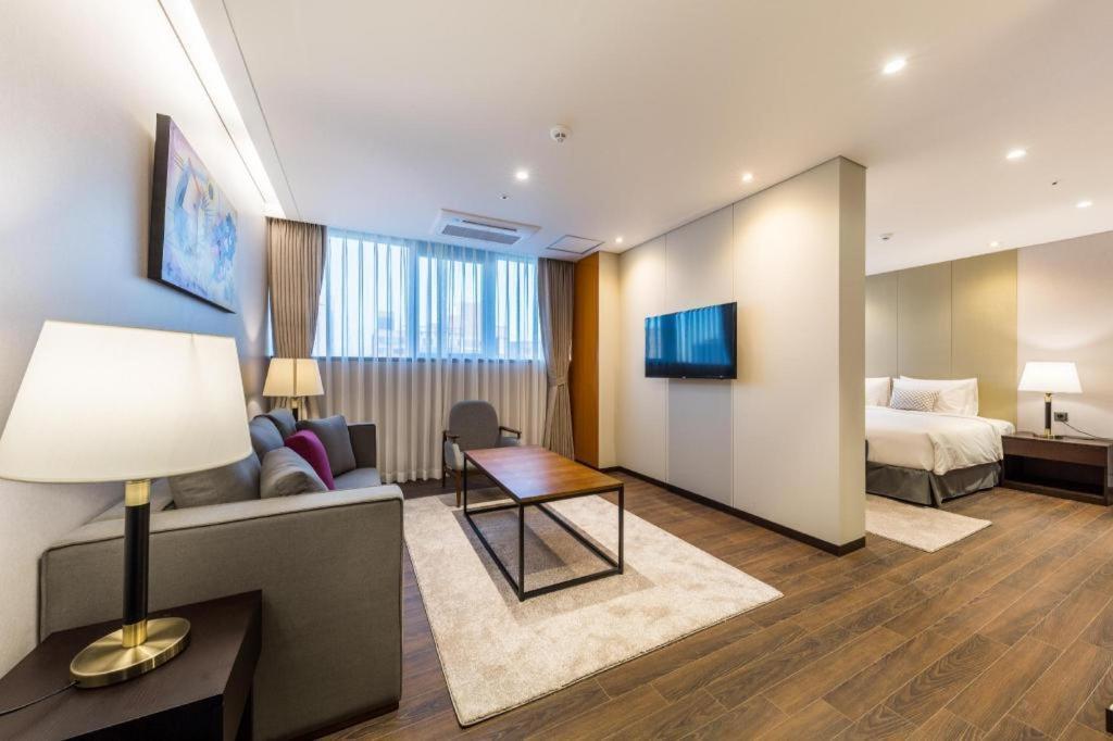 Howard Johnson By Wyndham Incheon Airport Екстериор снимка